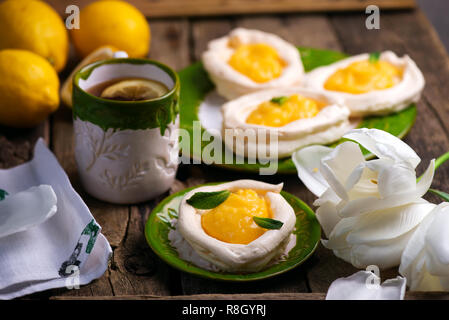 Eiförmige meringue Nester mit Lemon Quark. Traditionelle Ostern Gebäck. selektive Fokus Stockfoto