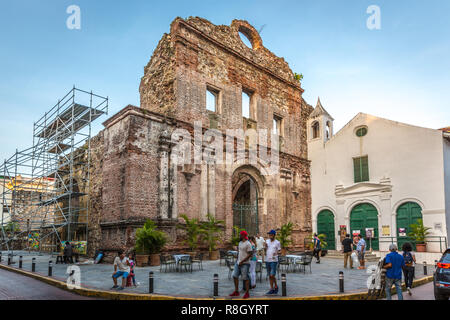 Panama City, Panama - Mar 10 2018 - Touristen und Einheimische zu Fuß rund um den Casco Viejo Nachbarschaft in Panama City Stockfoto