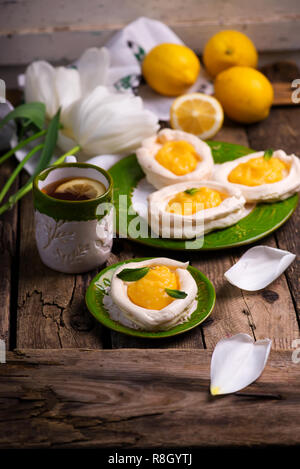 Eiförmige meringue Nester mit Lemon Quark. Traditionelle Ostern Gebäck. selektive Fokus Stockfoto