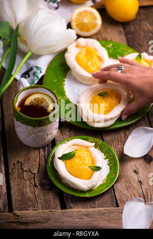 Eiförmige meringue Nester mit Lemon Quark. Traditionelle Ostern Gebäck. selektive Fokus Stockfoto