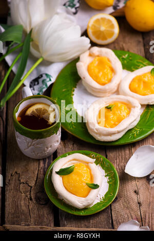 Eiförmige meringue Nester mit Lemon Quark. Traditionelle Ostern Gebäck. selektive Fokus Stockfoto