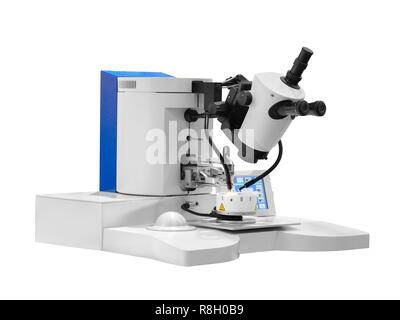 Das Mikroskop wird verwendet, um Chip auf weißem Hintergrund zu steuern Stockfoto