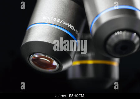 Nahaufnahme von der Prüfung der Probe unter dem Mikroskop im Labor. Stockfoto