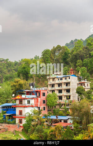 Blick auf die Gebäude in Pokhara, Nepal, in den Ausläufern des Himalaya Stockfoto