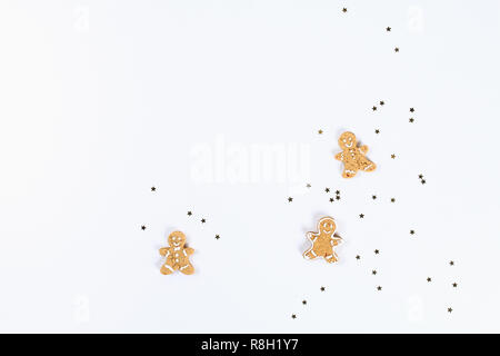 Weihnachten Layout. Golden Star geformt Konfetti und hausgemachte Ingwer cookies auf einem weißen Hintergrund. Neues Jahr 2019, Weihnachten, Winter Konzept. Kopieren Sie Raum, Stockfoto