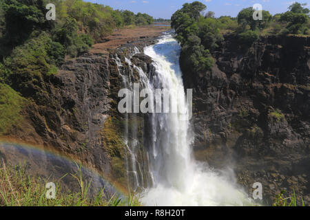 Victoria Falls, Simbabwe, während der trockenen Jahreszeit genommen. Stockfoto