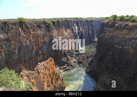 Victoria Falls, Simbabwe, während der trockenen Jahreszeit genommen. Stockfoto