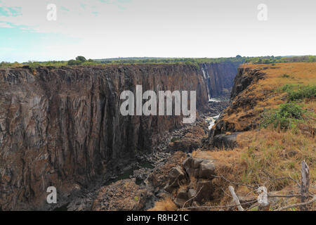 Victoria Falls, Simbabwe, während der trockenen Jahreszeit genommen. Stockfoto