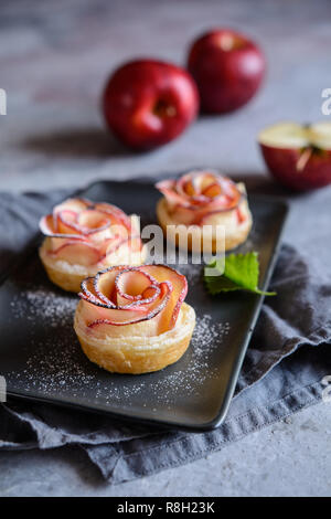 Köstliche Rose geformte Apfel Kuchen mit Puderzucker abgestaubt Stockfoto