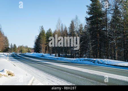 Straße und verschneite Lappland, Rovaniemi, Finnland Stockfoto