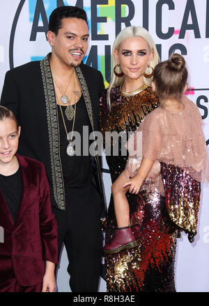 LOS ANGELES, Ca, USA - 19. NOVEMBER: Evan Ross, Ashlee Simpson, Jagger Schnee Ross, Bronx Mowgli Wentz bei den American Music Awards 2017, gehalten an der Microsoft Theatre L.A. Live am 19. November 2017 in Los Angeles, Kalifornien, USA. (Foto von Xavier Collin/Image Press Agency) Stockfoto