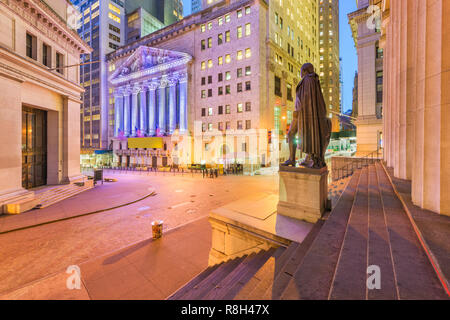 New York City im Financial District an der Wall Street in der Nacht. Stockfoto