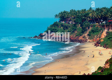 Cochin, Kerala, Indien - 30. November 2017: Ansicht von Varkala Beach von Cliff. Varkala Beach - einer der schönsten Strände Indiens. Stockfoto