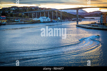 Einfahrt nach Kristiansund, Nordwegen Stockfoto