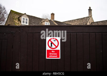 Keine Drohnen erlaubt auf einem Wohnimmobilien in den Cotswolds, UK. Dez 2019. Stockfoto