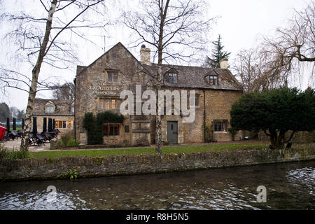 Die Schlachtungen Pub im Lower Slaughter, Cotswolds, UK. Dez 2018. Stockfoto