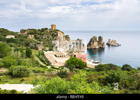 Tonarra di Scopello ist eine alte Thunfisch verarbeitenden Fabrik mit Stapeln der Scopello, Castellammare del Golfo, Sizilien, Italien Stockfoto