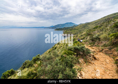 Küste Trail mit Blick auf das Mittelmeer im Naturschutzgebiet Zingaro, San Vito Lo Capo, Sizilien, Italien Stockfoto