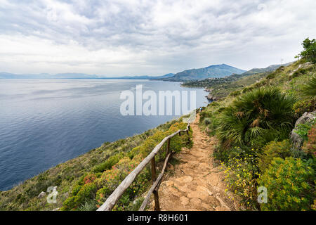 Weite Landschaft von "Riserva dello Zingaro", ein wunderschöner Naturpark ist berühmt für seine Strände und Wanderweg, San Vito Lo Capo, Sizilien, Italien Stockfoto