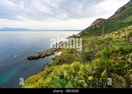 Mediterranen Seenlandschaft des Golf von Castellamare angesehen Form Zingaro, San Vito Lo Capo, Sizilien, Italien Stockfoto