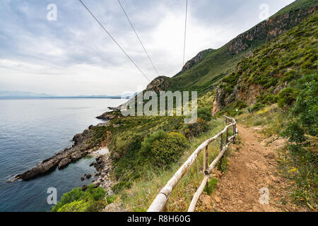 Wanderweg an der Küste des Golf von Castellamare an Zingaro, San Vito Lo Capo, Sizilien, Italien Stockfoto