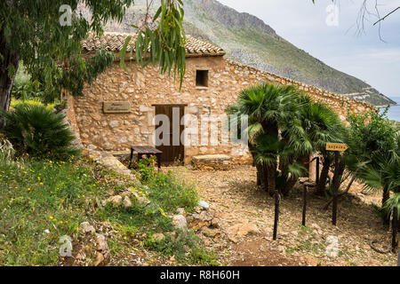 Kleinen malerischen Sizilianischen Haus am Naturschutzgebiet Zingaro, San Vito Lo Capo, Sizilien, Italien Stockfoto