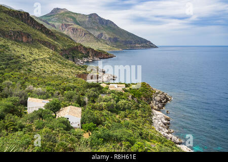 Landschaft mit typischen sizilianischen Haus auf die Steilküste am Naturschutzgebiet Zingaro, San Vito Lo Capo, Sizilien, Italien Stockfoto