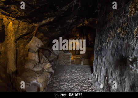 Im Inneren der Höhle Mangiapane (Grotta Mangiapane), eine antike Siedlung seit dem Jungpaläolithikum, Custonaci, Sizilien, Italien bewohnt Stockfoto