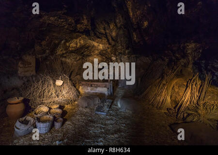 Im Inneren der Höhle Mangiapane (Grotta Mangiapane), eine antike Siedlung seit dem Jungpaläolithikum, Custonaci, Sizilien, Italien bewohnt Stockfoto