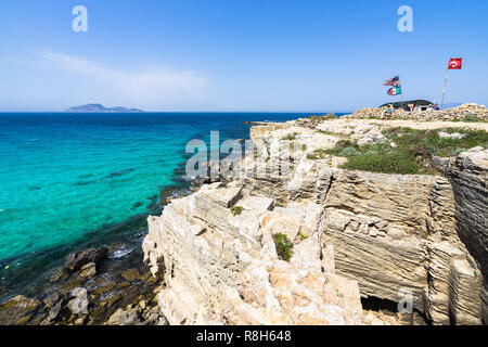 Klippen am Favignana Cala Rossa mit Levanzo Insel im Hintergrund. Favignana, Ägadischen Inseln, Sizilien, Italien Stockfoto