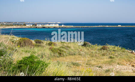 Mediterranen Seenlandschaft von Favignana Küste mit Punta Longa Dorf und Sizilien Küstenlinie in den Hintergrund, die Ägadischen Inseln, Sizilien, Italien Stockfoto