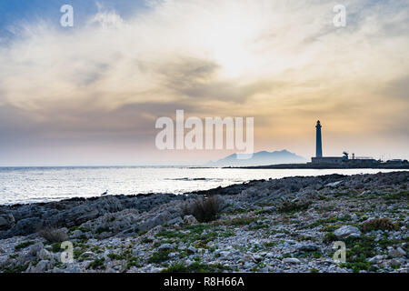 Punta Sottile Leuchtturm Silhouette bei Sonnenuntergang, Favignana, Ägadischen Inseln, Sizilien, Italien Stockfoto