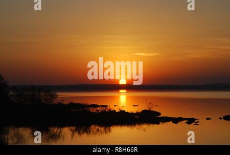 Sonnenuntergang über dem See Langano Stockfoto