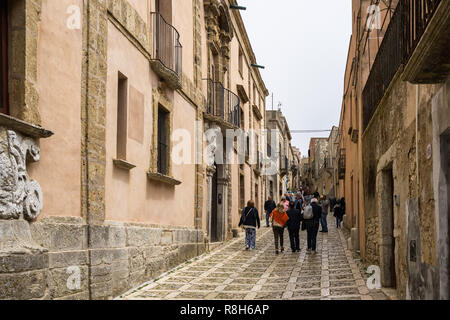 Touristen bummeln in der Hauptstraße von Erice, eine historische Stadt in der Nähe von Trapani. Erice, Sizilien, Provinz Trapani, Italien, April 2018 Stockfoto