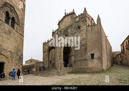 Erice Dom zu Unserer Lieben Frau Mariä Himmelfahrt geweiht im Jahre 1314 gebaut, ist ein Beispiel der gotischen Architektur. Erice, Sizilien, Italien, April 2018 Stockfoto