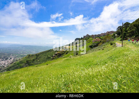 Sunny View von Erice aus spanischen Nachbarschaft, Sizilien, Italien gesehen Stockfoto