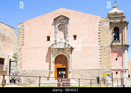 San Giuliano ist auf der ältesten Kirche in Erice, 1074 während der Normannischen Zeit gebaut. Erice, Sizilien, Provinz Trapani, Italien, April 2018 Stockfoto