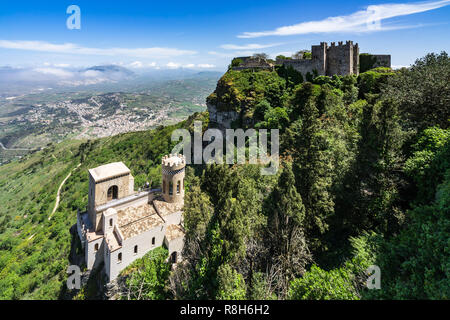 Wunderschönes Panorama mit zwei der berühmtesten Wahrzeichen in Erice mittelalterliche Stadt: Torretta Pepoli und Venus Schloss, Sizilien, Italien Stockfoto