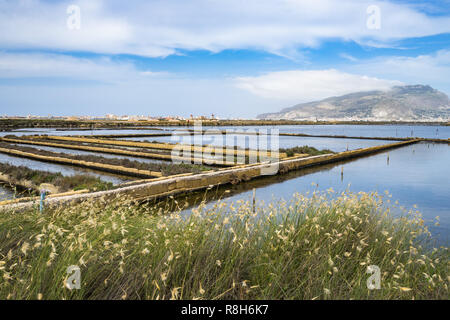 Landschaft der Saline di Trapani e Paceco Naturschutzgebiet mit Monte Erice auf dem Hintergrund, Sizilien, Italien Stockfoto