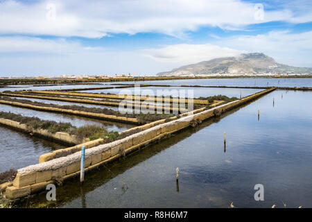 Landschaft der Saline di Trapani e Paceco Naturschutzgebiet mit Monte Erice auf dem Hintergrund, Sizilien, Italien Stockfoto