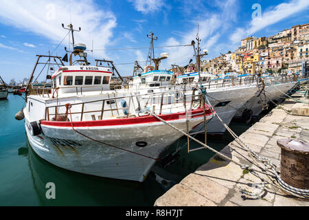 Reihe von bunten Fischerboote vertäut bei Sciacca Hafen. Sciacca, Sizilien, Provinz Agrigento, Italien, Mai 2018 Stockfoto