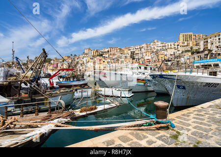 Angeln Boote bei Sciacca Hafen mit den bunten Altstadt Gebäude im Hintergrund. Sciacca, Sizilien, Italien, Mai 2018 Stockfoto