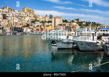 Malerische Ansicht von Sciacca Hafen, voll von Fischerbooten. Sciacca, Sizilien, Italien, Mai 2018 Stockfoto