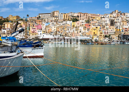 Sunny View von Sciacca Altstadt vom Hafen gesehen. Sciacca, Sizilien, Provinz Agrigento, Italien, Mai 2018 Stockfoto