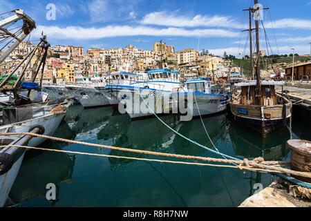 Reihe der großen fischerbooten am Liegeplatz in Sciacca Hafen. Sciacca, Sizilien, Italien, Mai 2018 Stockfoto