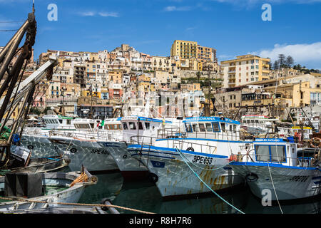 Angeln Boote bei Sciacca Hafen mit den bunten Altstadt Gebäude im Hintergrund. Sciacca, Sizilien, Provinz Agrigento, Italien, Mai 2018 Stockfoto