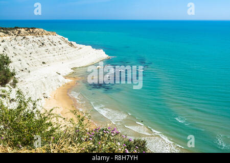 Erstaunlich mediterranen Seenlandschaft in der Nähe von Scala dei Turchi weisse Felsen, Realmonte, Provinz Agrigento, Sizilien, Italien Stockfoto