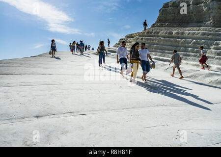 Touristen Spaziergang entlang der Klippen der Scala dei Turchi (Treppe der Türken). Realmonte, Provinz Agrigento, Sizilien, Italien, Mai 2018 Stockfoto