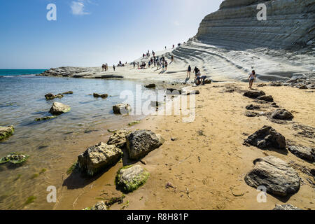 Felsen am Strand in der Nähe der Scala dei Turchi (Treppe der Türken). Realmonte, Provinz Agrigento, Sizilien, Italien, Mai 2018 Stockfoto