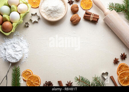 Zutaten für Weihnachtsbäckerei auf einem beigen Hintergrund mit Kopie Raum Stockfoto